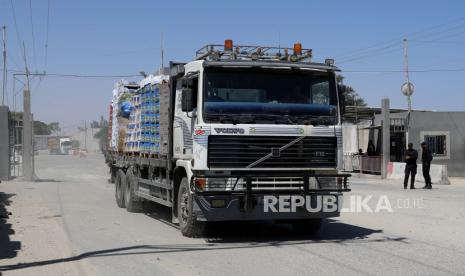 Kerugian Gaza Akibat Serangan Israel Rp 8,3 Triliun. Sebuah truk pengangkut buah dan sayuran memasuki Gaza di perlintasan kargo Kerem Shalom dengan Israel, di Rafah, Jalur Gaza selatan, Senin, 21 Juni 2021. Israel pada Senin melonggarkan beberapa pembatasan di Jalur Gaza yang mengancam gencatan senjata yang rapuh yang menghentikan perang 11 hari bulan lalu dengan penguasa Hamas di wilayah itu, kata para pejabat Palestina.