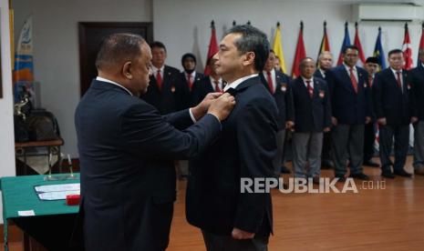 Ketua Umum Komite Olahraga Nasional Indonesia (KONI) Pusat Letjen (Purn) Marciano Norman secara resmi melantik Agus Suparmanto sebagai Ketua Umum Ikatan Anggar Seluruh Indonesia (IKASI) untuk masa bakti 2022-2026 di Kantor KONI Pusat, Gelora Bung Karno (GBK), Senayan, Jakarta Selatan pada Jumat (23/6/2023).