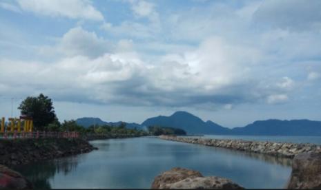 Sepotong Salawat di Pantai Ulee Lheue Aceh