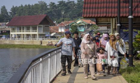 Pengunjung beraktivitas di kawasan Situ Ciburuy, Padalarang, Kabupaten Bandung Barat, Jawa Barat, Ahad (30/4/2023). Orang tua disarankan dapat menyiapkan anak untuk kembali ke rutinitas awal sebelum liburan tiga hari atau sepekan sebelum masuk sekolah. 