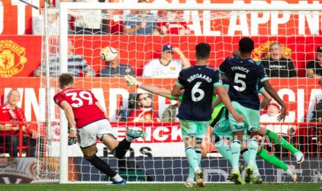 Gelandang Manchester United Scott McTominay menjebol gawang Brentford dalam pertandingan Liga Primer Inggris di Old Trafford, Sabtu (7/10/2023).