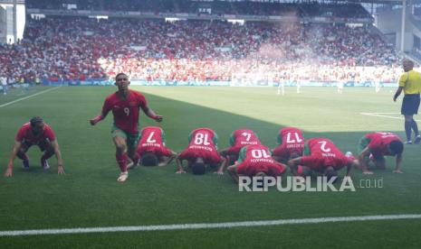 Pemain Maroko Sofiane Rahimi (kedua kiri) melakukan selebrasi seusai mencetak gol ke gawang Argentina pada pembukaan cabang olahraga sepak bola putra Olimpiade 2024 di Stadion Geoffroy-Guichard, Saint-Etienne, Prancis, Rabu (24/7/2024). Pada pertandingan itu, Maroko berhasil mengalahkan Argentina dengan skor 2-1. Laga berjalan penuh dengan drama, setelah sempat ditunda wasit selama dua jam karena ricuh suporter. Gol Maroko dicetak Sofiane Rahimi pada menit ke-47 dan 51. Satu gol Argentina dicetak Giuliano Simeone di menit ke-68.