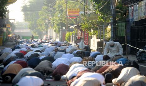 Umat muslim menunaikan Shalat Iedul Fitri 1441 H di Masjid Jogokariyan, Yogyakarta, Ahad (24/5). Imbas wabah Covid19 Shalat Iedul Fitri  diadakan di Masjid Jogokariyan dari sebelumnya di lapangan