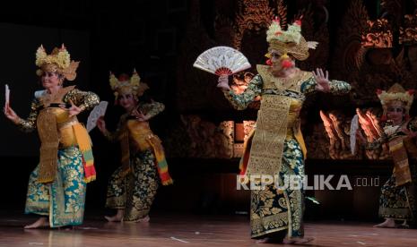 Seniman Didik Nini Thowok (kedua kanan) berkolaborasi dengan seniman Ni Ketut Arini (kiri) menampilkan tari bapang durga saat pergelaran Naluriku Menari (NAME) di Gedung Dharmanegara Alaya, Denpasar, Bali, Jumat (29/4/2022). ITDC menyiapkan promo menarik di Nusa Dua, Bali untuk menyambut libur lebaran.