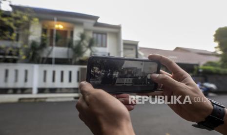 Warga memotret rumah dinas Kadiv Propam Polri Irjen Pol Ferdy Sambo di Kompleks Polri DUren Tiga, Jakarta, Selasa (12/7/2022). Rumah dinas Kadiv Propam Polri Irjen Pol Ferdy Sambo terpantau sepi pasca peristiwa baku tembak antara Brigadir J dan Bharada E yang terjadi pada Jumat (8/7/2022).