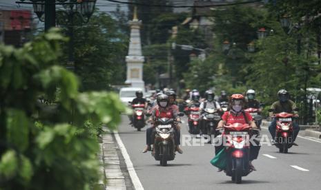 Warga memakai masker saat melintasi di Jl Mangkubumi, Daerah Istimewa Yogyakarta (DIY), Senin (6/4/2020). Saat ini pemerintah mengimbau bagi seluruh warga Indonesia yang keluar rumah wajib menggunakan masker, masker bedah serta masker N95 untuk petugas kesehatan dan masker kain untuk masyarakat menyusul imbauan terbaru Organisasi Kesehatan Dunia (WHO) untuk mengurangi risiko penyebaran COVID-19