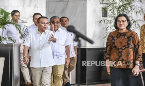 Menteri Keuangan Sri Mulyani (kanan) berjalan bersama Ketua Tim Gugus Tugas Sinkronisasi Prabowo-Gibran Sufmi Dasco Ahmad (kiri) usai melakukan pertemuan tertutup di Kantor Kementerian Keuangan, Jakarta, Jumat (31/5/2024). Pertemuan antara Menkeu dengan Tim Gugus Tugas Sinkronisasi Prabowo-Gibran tersebut guna menyelaraskan RAPBN 2025 yang disusun pemerintahan saat ini dengan program kerja pemerintahan Presiden dan Wakil Presiden terpilih periode 2024-2029. 