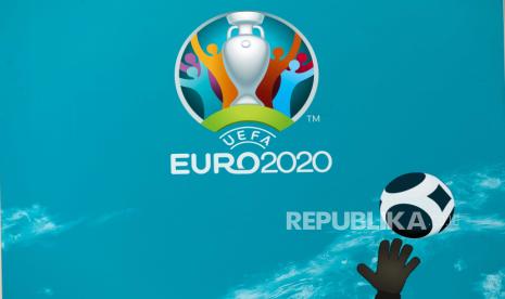 Logo EURO 2020 terlihat di luar Stadion Wembley menjelang turnamen sepak bola UEFA EURO 2020 di London, Inggris, 11 Juni 2021. Turnamen dimulai pada 11 Juni 2021 dengan final di Stadion Wembley pada 11 Juli 2021.