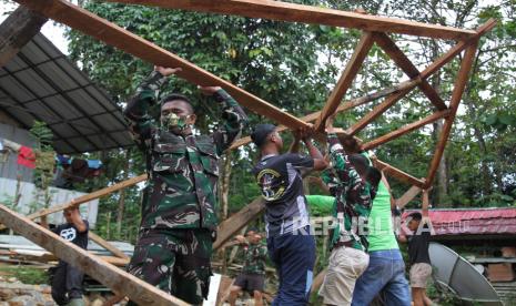 Prajurit Kodim 1417/Kendari memasang rangka rumah saat bedah rumah program TNI Manunggal Membangun Desa (TMMD) di Kecamatan Baruga, Kota Kendari, Provinsi Sulawesi Tenggara, Rabu (22/9/2021). 