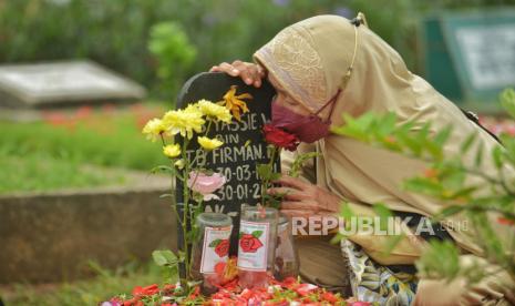 Seorang anak diperintahkan mendoakan ibu dan bapak.