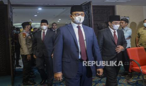 Gubernur DKI Jakarta Anies Baswedan dan Wakil Gubernur DKI Jakarta Ahmad Riza Patria saat menghadiri sidang paripurna di Gedung DPRD DKI Jakarta, Selasa (13/9/2022). DPRD DKI Jakarta menggelar rapat paripurna pengumuman masa akhir kepemimpinan Gubernur DKI Jakarta Anies Baswedan dan Wakil Gubernur DKI Jakarta Ahmad Riza Patria 30 hari sebelum masa tugas berakhir. Republika/Putra M. Akbar