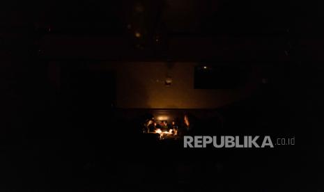  Orang-orang duduk di restoran yang diterangi lilin saat pemadaman listrik berlanjut di pusat kota Kyiv (Kiev), Ukraina, 06 November 2022 (dikeluarkan 07 November 2022). Walikota Kyiv Vitali Klitschko meminta penduduk ibukota Ukraina untuk menghemat pasokan dan mempertimbangkan untuk pindah sementara jika listrik padam total. Pemadaman listrik terjadwal diberlakukan di seluruh negeri, termasuk ibu kota Kyiv, kata operator listrik Ukrenergo, ketika serangan Rusia menargetkan infrastruktur kritis dan energi Ukraina. Pasukan Rusia pada 24 Februari memasuki wilayah Ukraina, memulai konflik yang telah memicu kehancuran dan krisis kemanusiaan.