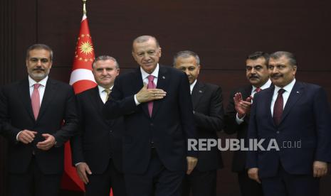 Presiden Turki Recep Tayyip Erdogan (tengah) dan kabinet barunya usai upacara pengukuhan di kompleks Kepresidenan, Ankara, Turki, Sabtu (3/6/2023