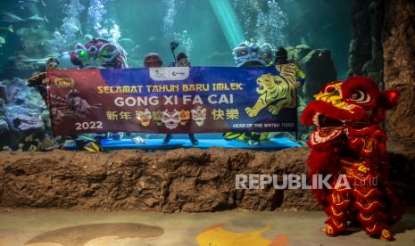 Barongsai beraksi menghibur pengunjung di akuarium SeaWorld Ancol, Jakarta, Senin (24/1/2022). 