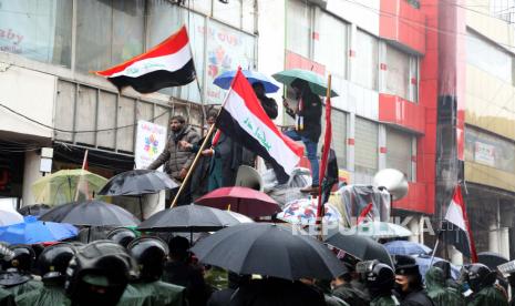 Aktivis Irak berdemonstrasi di depan Bank Sentral Irak di Baghdad, Irak pada Rabu(04 Januari 2023). Puluhan aktivis dan perwakilan organisasi sipil berdemonstrasi di depan gedung Bank Sentral Irak di jalan al-Rasheed, menyerukan pengurangan nilai tukar mata uang dinar Irak terhadap dolar AS dan mengaktifkan tindakan hukum pencegahan untuk mengontrol transaksi perbankan.