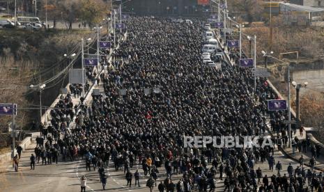  Orang-orang Armenia menghadiri pawai untuk mengenang para pahlawan yang tewas dalam perang di wilayah Nagorno-Karabakh, di Yerevan, Armenia, Sabtu, 19 Desember 2020. Baik penentang maupun pendukung perdana menteri Armenia berkumpul pada hari Sabtu ketika negara memberikan penghormatan kepada ribuan orang tewas dalam pertempuran dengan Azerbaijan memperebutkan wilayah Nagorno-Karabakh. 