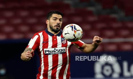 Luis Suarez dari Atletico Madrid beraksi selama pertandingan sepak bola LaLiga Spanyol antara Atletico Madrid dan Sevilla FC di Madrid, Spanyol, 12 Januari 2021.