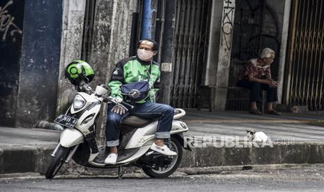 Pengaturan bagi ojek daring di era new normal belum keluar dari pemerintah. Pakar menganjurkan pengaturan ojek daring dikembalikan ke tiap pemerintah daerah.