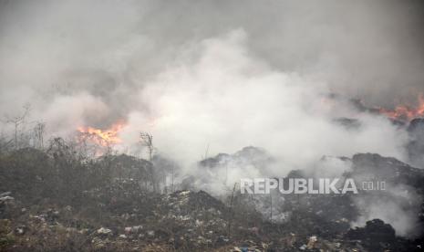 Api membakar tumpukan sampah di TPA Sarimukti, Kabupaten Bandung Barat.