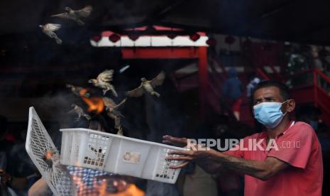 Warga Tionghoa melepas burung saat ritual sembahyang Cap Go Meh di Wihara Dharma Bakti, Petak Sembilan, Jakarta, Selasa (15/2/2022). Perayaan Cap Go Meh di Jakarta ditiadakan untuk mencegah penyebaran COVID-19. Wihara di Taman Sari Gelar Buka Puasa Bersama Warga Selama 20 Hari