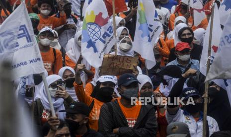 Sejumlah buruh saat melaksanakan aksi di depan Kantor Kementerian Tenaga Kerja, Jakarta, Rabu (16/2/2022). Pada aksi tersebut mereka menuntut dicabutnya Peraturan Menteri Tenaga Kerja Nomor 2 Tahun 2022 tentang Tata Cara dan Persyaratan Pembayaran Manfaat Jaminan Hari Tua (JHT) dan mencopot Menteri Ketenagakerjaan Ida Fauziyah. Republika/Putra M. Akbar