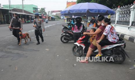 Sejumlah anggota Brimob Polda Jawa Tengah dan tim K9 Polres Boyolali melakukan patroli di sekitar Asrama Haji Donohudan, Ngemplak, Boyolali, Jawa Tengah, Senin (14/6/2021). Patroli yang dilakukan di sekitar Asrama Haji Donohudan tersebut bertujuan untuk mengantisipasi pasien orang tanpa gejala (OTG) COVID-19 kontak langsung dengan orang dari luar pagar. 