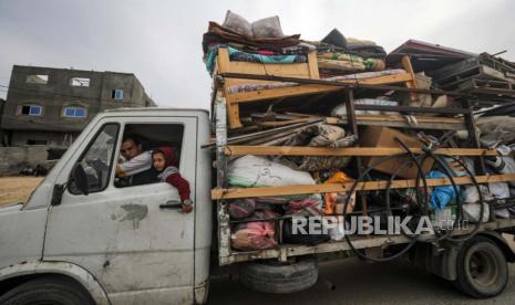 Warga mengungsi dari Rafah, Jalur Gaza selatan, 12 Februari 2024. 