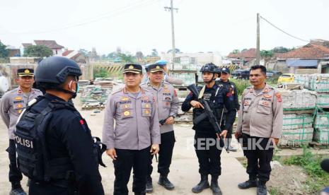 Kapolresta Bandung Kombes Pol Kusworo Wibowo tengah mengecek puluhan personel yang menjaga kawasan Kereta Cepat Jakarta Bandung di Depo Tegalluar, Selasa (23/5/2023).