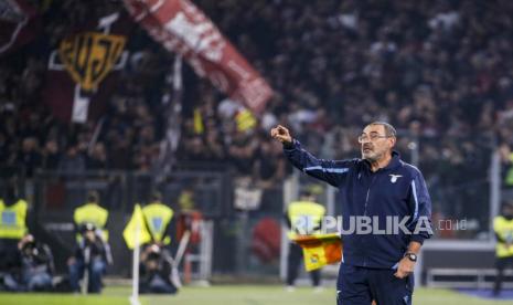 Pelatih kepala Lazio Maurizio Sarri bereaksi saat pertandingan sepak bola Serie A Italia antara Lazio dan Salernitana di stadion Olimpico di Roma, Italia, Senin (8/11) dini hari WIB. 