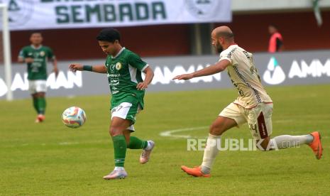 Gelandang tengah Bali United, M Rashid menutup pergerakan sayap kanan PSS Sleman Irkham Mila pada pertandingan pekan ke-18 BRI Liga 1 di Stadion Maguwoharjo, Sleman, Yogyakarta, Jumat (3/11/2023). Pada pertandingan ini tuan rumah PSS Sleman takluk atas Bali United dengan skor tipis 0-1. Kekalahan PSS Sleman ini merupakan rentetan buruk Tim Elang Jawa dengan sembilan pertandingan tanpa kemenangan.