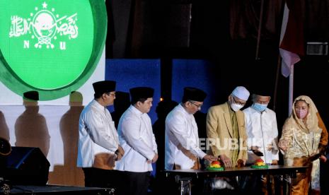 Rais Aam PBNU Miftachul Akhyar (ketiga kanan), Katib Aam PBNU Ahmad Said Asrori (kedua kanan) Ketua Umum PBNU Yahya Cholil Staquf (ketiga kiri), Sekjen PBNU Saifullah Yusuf (kiri), Ketua Pengarah Erick Thohir (kedua kiri) dan Ketua Pelaksana Acara Yenny Wahid (kanan) menekan tombol saat pembukaan Harlah 1 Abad Nahdlatul Ulama di Hotel Sultan, Jakarta, Senin (20/6/2022). Rangkaian acara peringatan 1 abad NU tersebut mengambil tema Merawat Jagat, Membangun Peradaban, yang akan diselenggarakan mulai Oktober 2022 hingga acara puncak pada tahun 2023 mendatang. Republika/Thoudy Badai