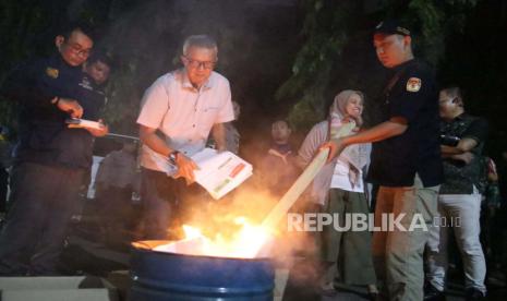 Pj Wali Kota Cirebon, Agus Mulyadi (baju putih), saat menghadiri pemusnahan surat suara rusak dan surat suara sisa, di Gudang Logistik Kota Cirebon, Selasa (13/2/2024) malam. (\