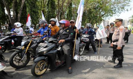  Aparat kepolisian mengawal rombongan pekerja saat melakukan aksi long march memperingati Hari Buruh Internasional atau dikenal juga dengan May Day di Banda Aceh, Senin (1/5/2023).