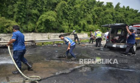 Suasana dilokasi kejadian kecelakaan di Tol Jakarta-Cikampek Km 58, Karawang, Jawa Barat, Senin (8/4/2024). 