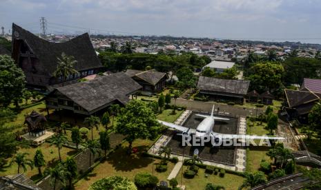 Suasana salah satu anjungan di TMII, Jakarta, Kamis (8/4). Pemerintah melalui Kementerian Sekretariat Negara (Kemensetneg) mengambil alih pengelolaan Taman Mini Indonesia Indah (TMII) dari Yayasan Harapan Kita. Republika/Putra M. Akbar