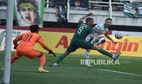 Laga pekan ke-15 BRI Liga Indonesia antara Persebaya melawan Persib Bandung, di Gelora Bung Tomo, Sabtu (7/10/2023).