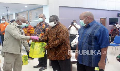 Dominggus Mandacan (kiri) menyerahkan bantuan secara simbolis kepada Sekretaris Daerah Kabupaten Maybrat, Ferry Taa di terminal Bandara DEO Kota Sorong, Papua Barat, Sabtu (25/4/2020). 