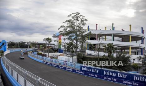 Petugas menggunakan mobil melakukan uji coba lintasan (shakedown) Jakarta E-Prix 2022 di Sirkuit Jakarta International E-Prix Circuit (JIEC), Ancol, Jakarta Utara, DKI Jakarta, Jumat (3/6/2022). Sejumlah pembalap Formula E melakukan uji coba lintasan secara langsung menggunakan mobil balap listrik jelang gelaran balap mobil Formula E Jakarta E-Prix 2022 yang dimulai pada Sabtu (4/6/2022). Foto: Republika/Abdan Syakura