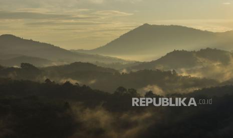 Foto aerial bentang Pegunungan Meratus dari situs Geopark Meratus puncak bukit Langara, Kecamatan Loksado, Kabupaten Hulu Sungai Selatan, Kalimantan Selatan, Sabtu (20/5/2023). Badan Pengelola Geopark Meratus Provinsi Kalimantan Selatan membuat empat rute untuk dinikmati wisatawan yaitu rute Barat, Timur, Selatan dan Utara dengan total 54 situs Geopark Meratus untuk mempersiapkan diri masuk dalam jajaran Unesco Global Geopark (UGG) serta sebagai upaya meningkatkan perekonomian masyarakat setempat. 