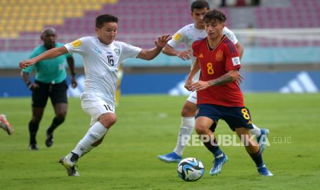 Gelandang Timnas U17 Uzbekistan, Reimov mencoba mencuri bola dari penyerang Timnas U17 Spanyol Roberto Martin pada pertandingan terakhir penyisihan Grup B Piala Dunia U17 2023 di Stadion Manahan, Surakarta, Jawa Tengah, Kamis (16/11/2023). Spanyol lolos ke babak 16 besar dengan juara grup dengan poin 7 usai bermain imbang dengan Uzbekistan 2-2. Sedangkan Uzbekistan memiliki harapan lolos melalui peringkat tiga terbaik.