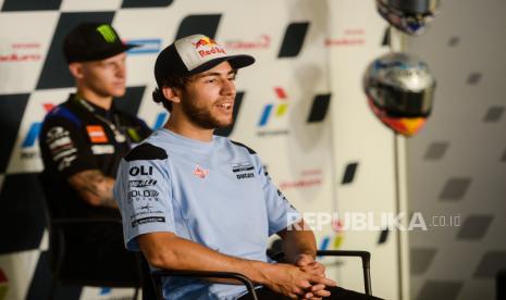 Pembalap Gresini Racing MotoGP Enea Bastianini menjawab pertanyaan wartawan saat sesi konferensi pers jelang gelaran motoGP di Pertamina Mandalika International Street Circuit, Lombok Tengah, NTB, Kamis (17/3/2022). Republika/Thoudy Badai