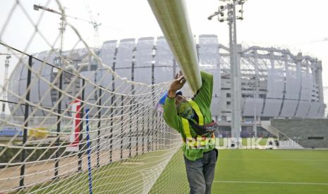 Badan Usaha Milik Daerah DKI Jakarta, PT Jakarta Propertindo (Perseroda) atau Jakpro menetapkan tarif sewa dua lapangan latih sepakbola berstandar FIFA di Jakarta International Stadium (JIS) kisaran Rp2 juta hingga Rp4,75 juta. Ilustrasi