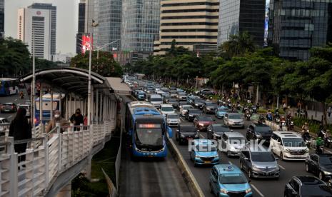 Suasana kemacetan di kawasan perkantoran Sudirman, Jakarta, Selasa (2/5/2023). Kemacetan terjadi di beberapa ruas jalan seperti kawasan Sudirman, dan Jalan Gatot Subroto pada jam pulang kerja usai sejumlah perkantoran kembali aktif setelah libur lebaran 2023 dan perpanjangan cuti pada 29 April lalu.