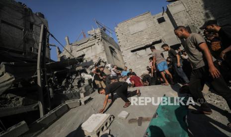 Lokasi serangan roket Israel di kamp pengungsi Shati bagian barat, Jalur Gaza bagian barat, pada 12 Oktober 2023. Lebih dari 1.200 warga Palestina gugur dan lebih dari 5.000 lainnya luka-luka, menurut