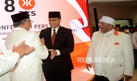 Presiden PKS Ahmad Syaikhu (kiri) berjabat tangan dengan Mantan Gubernur DKI Jakarta Anies Baswedan (tengah) disaksikan Sekjen PKS Habib Aboe Bakar Al Habsyi (kanan) usai pembacaan hasil musyawarah majelis Syura VIII PKS di Kantor PKS, Jakarta, Kamis (23/2/2023). PKS resmi mendeklarasikan dukungan kepada Anies Baswedan sebagai bakal calon presiden yang akan didukung di Pilpres 2024.  