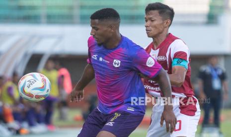 Pesepak bola Persis Solo Eky Taufik (kanan) berebut bola dengan pesepak bola Rans Nusantara Octavio Alexandre (kiri) pada pertandingan Liga 1 di Stadion Maguwoharjo, Sleman, DI Yogyakarta, Jumat (22/9/2023). 