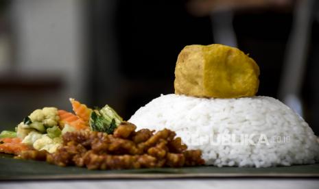 Nasi dan lauk pauknya. Ketahui urutan yang benar dalam makan protein, sayuran, dan karbohidrat agar kadar glukosa darah terjaga. 