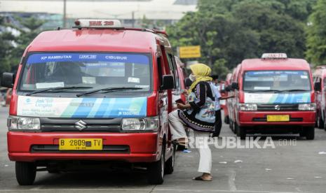 Penumpang menaiki angkutan umum (angkot) di Terminal Kampung Rambutan, Jakarta, Selasa (12/7/2022). Dinas Perhubungan DKI Jakarta berencana menerapkan kebijakan pengaturan tempat duduk angkot yang memisahkan antara penumpang pria dan wanita untuk mengantisipasi terjadinya pelecehan seksual di transportasi umum. 