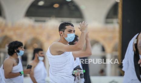  Pembukaan Umroh Bertahap, Kondisi Jamaah Harus Disiapkan. Foto:  Sebuah foto selebaran yang disediakan oleh Kementerian Haji dan Umrah Saudi menunjukkan umat Islam mengenakan masker wajah dan menjaga jarak aman saat mereka melakukan umrah di sekitar Ka