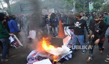 Ratusan mahasiswa dari berbagai elemen mahasiswa menggelar aksi menolak Omnibus Law, di depan Gedung DPRD Jawa Barat, Jalan Diponegoro, Kota Bandung, Kamis (16/7). Mereka menuntut agar RUU Omnibus Law dicabut dari Prolegnas. Menurut mereka, rancangan Undang-Undang Cipta Kerja tersebut dianggap telah merugikan rakyat khususnya kaum buruh.